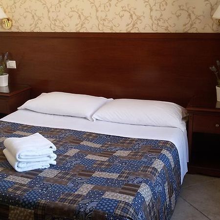 Mrs Julie Guesthouse Rome Exterior photo